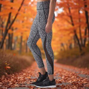 Lululemon Invigorate 7/8 Tight in Daisy Dust Alpine White Black 6